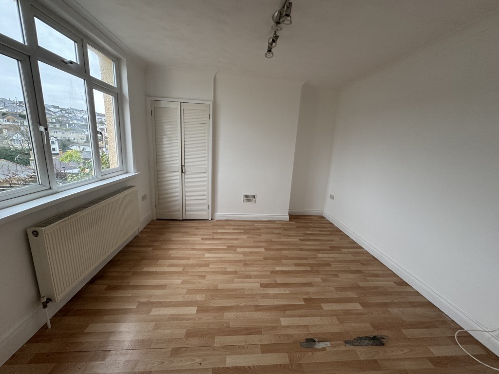 Lot: 179 - END-TERRACE HOUSE FOR OCCUPATION OR INVESTMENT - Dining room